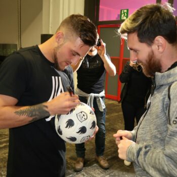 GuidoFTO Firmando un Balon a Lionel Messi