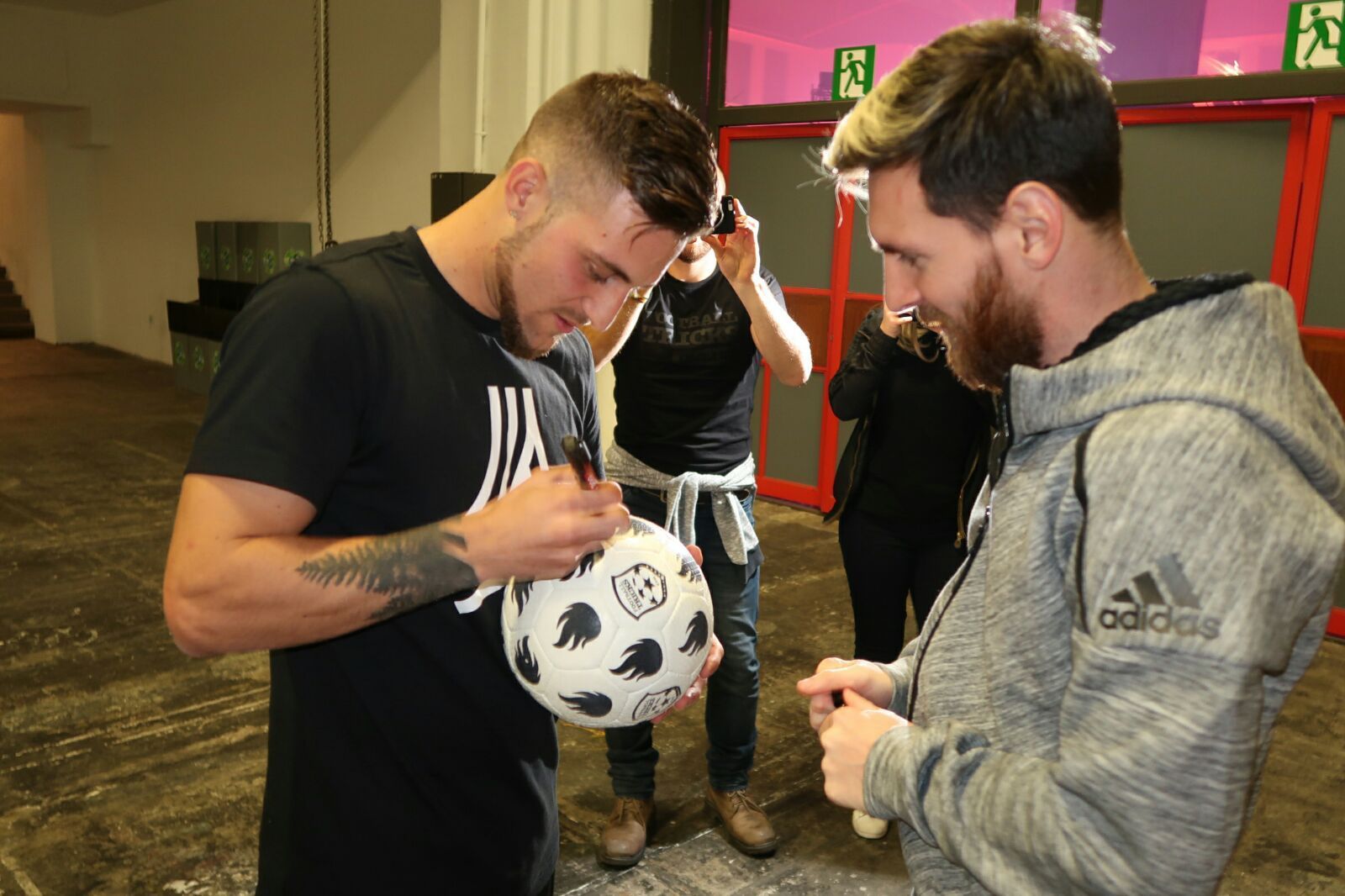 GuidoFTO Firmando un Balon a Lionel Messi